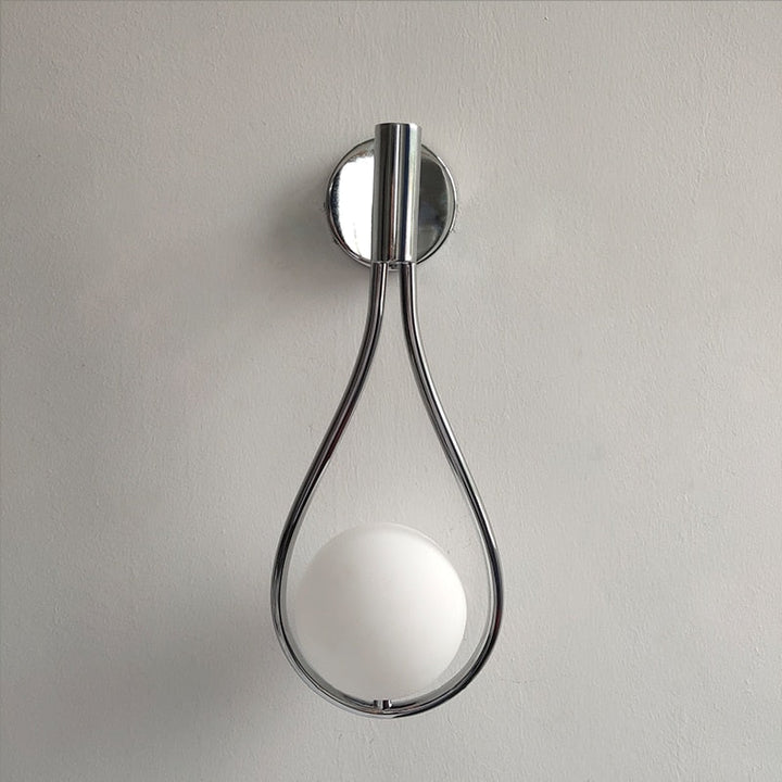 Modern vägglampa i metall monterad i vardagsrum, nordisk design som lyfter inredningen.
