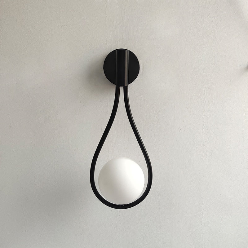 Sovrumsbelysning med justerbar nordisk vägglampa i metall, perfekt för läsning vid sängen.