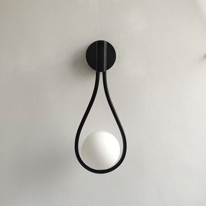 Sovrumsbelysning med justerbar nordisk vägglampa i metall, perfekt för läsning vid sängen.