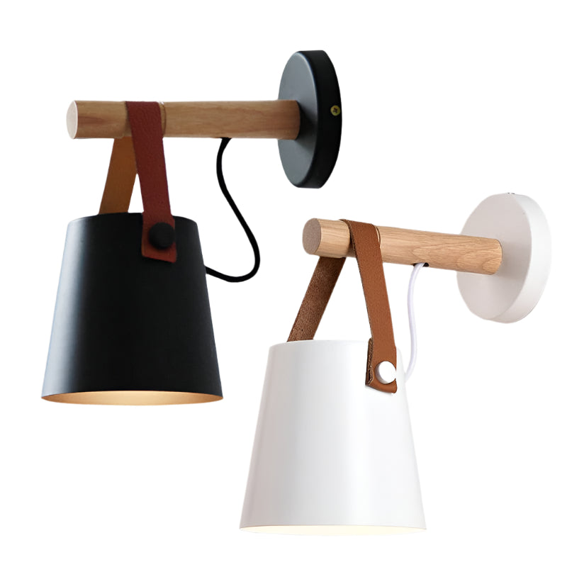 Nordisk vägglampa i trä och metall, elegant design för modern heminredning.