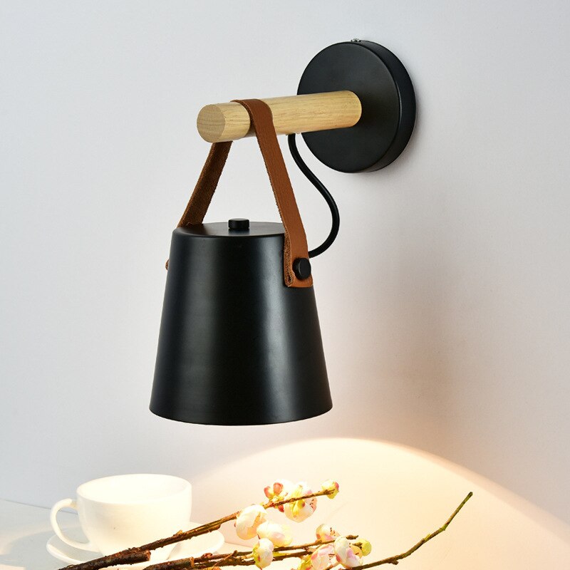 Modern design vägglampa i trä och metall, perfekt för stämningsfull belysning i hemmet.