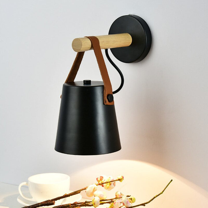 Modern design vägglampa i trä och metall, perfekt för stämningsfull belysning i hemmet.