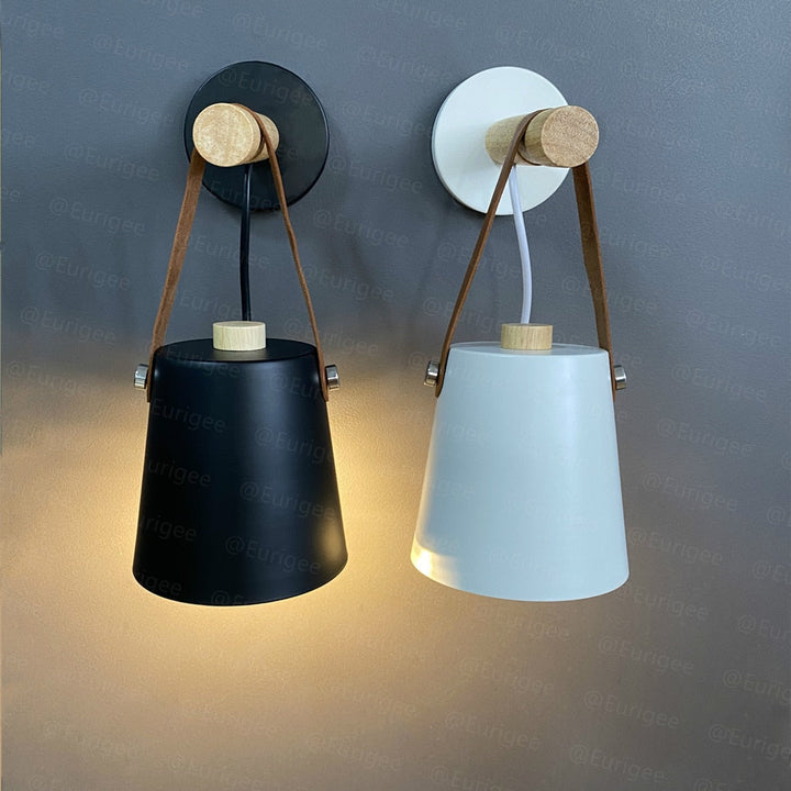 Elegant trä- och metallvägglampa, nordisk inredningsdetalj som förhöjer din hembelysning.