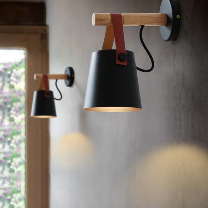 Vägglampa med minimalistisk design i trä och metall, idealisk skandinavisk belysning för hemmet.