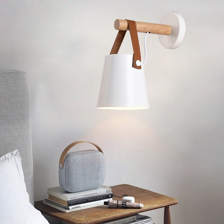 Trä- och metallampa, nordisk vägglampa som ger en modern och funktionell ljuskälla i ditt hem.