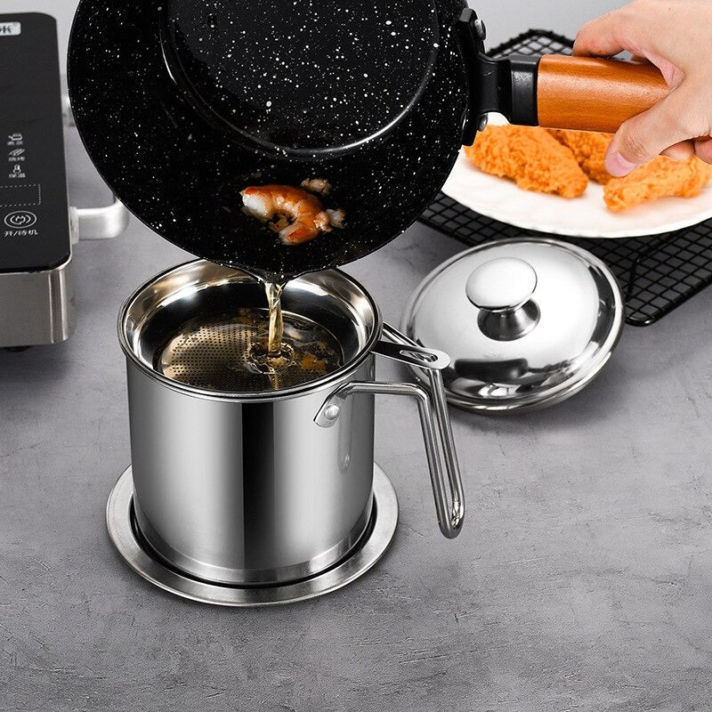 Elegant oljefilterkanna av rostfritt stål med handtag och lock, perfekt för köket.