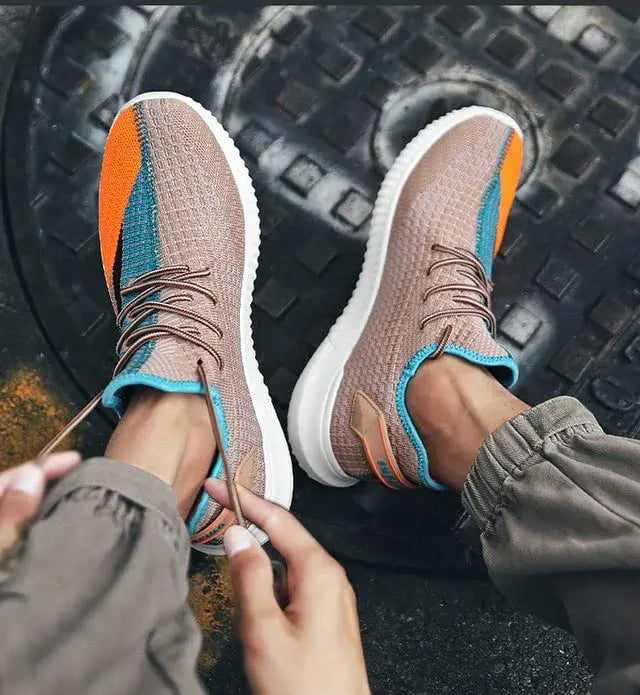 Orange damsneakers, lätta och sportiga, utmärkta som promenadskor.