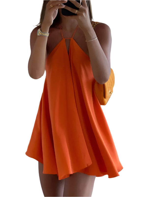 Orange miniklänning för dam med djup v-hals, rygglös design & smala spagettiband. Perfekt som sommar- eller festklänning.