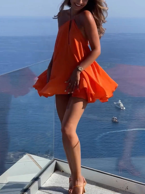Dam miniklänning i orange, med trendig v-hals och smala spagettiband. Rygglös design ger en chic look för sommaren.