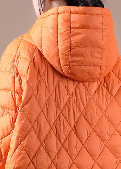 Bekväm plus size huvjacka i pullovermodell för dam, perfekt stil och värme för kalla dagar utomhus.