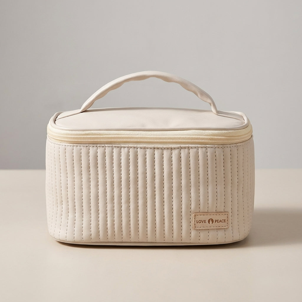 Stilfull beige necessär med gott om förvaring. Perfekt sminkväska för resor och daglig organisation.