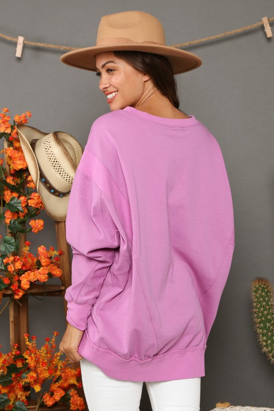 Stilren magenta dam sweatshirt med modern kontrastdesign, bekväm och mångsidig för vardag och fritid.
