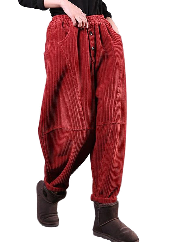 Oversize dambyxor i brun corduroy med fickor, perfekta för höstens bekväma vardagslook.