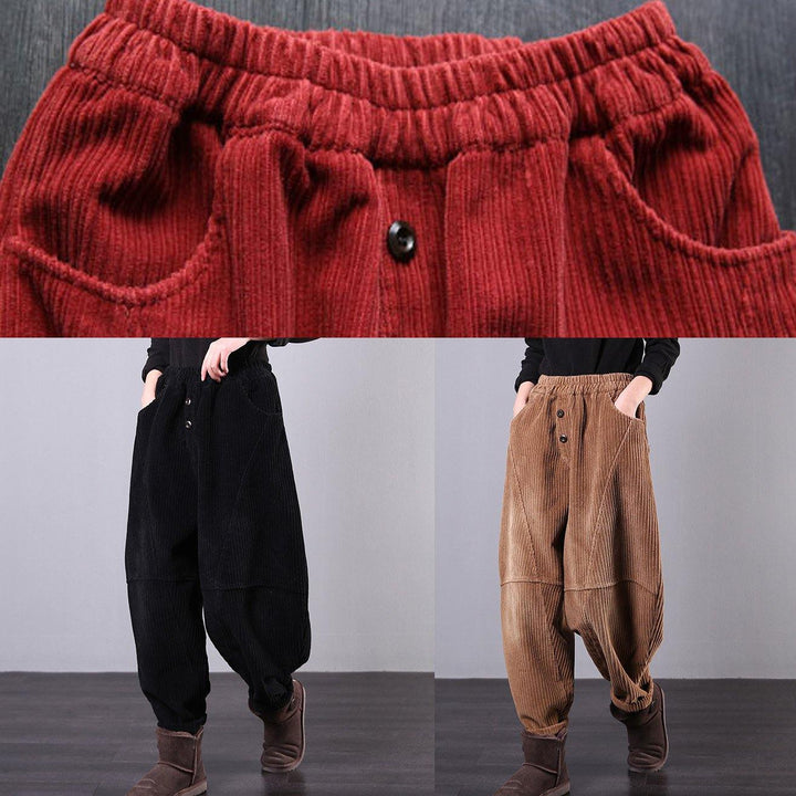 Närbild av textur på mjuka corduroybyxor för dam, bekväma med oversize design.