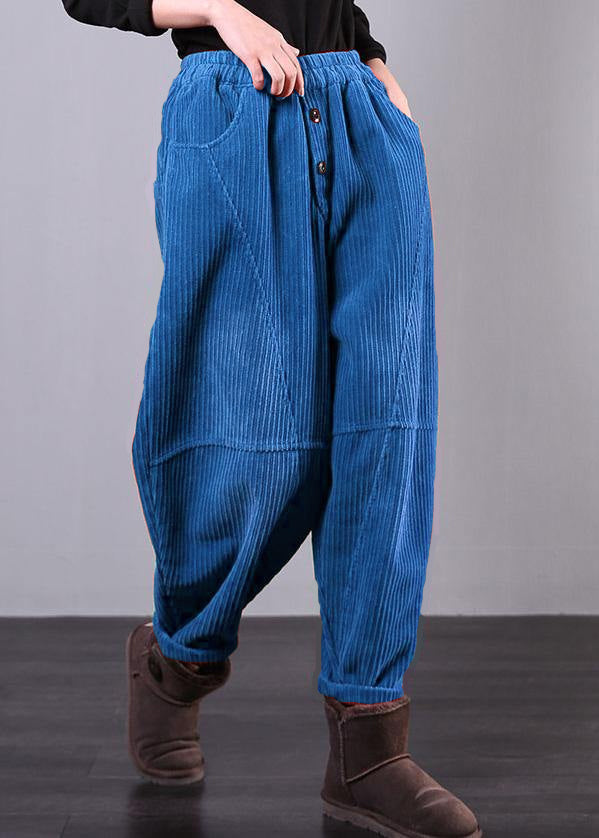 Modell som bär bekväma dambyxor i corduroy med oversize passform, höstmode.