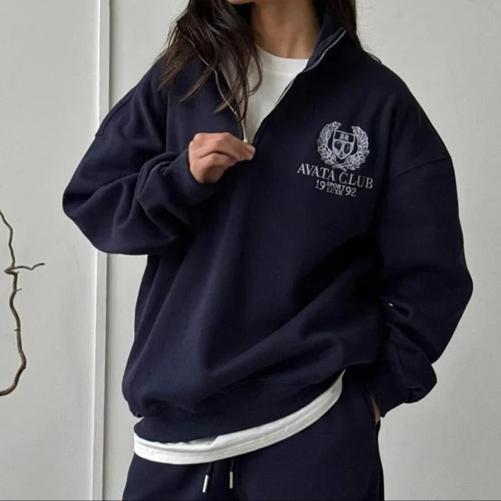 Mjuk oversize damtröja, halv dragkedja. Avslappnad vardagsstil & streetwear. Mysig för svalare dagar.