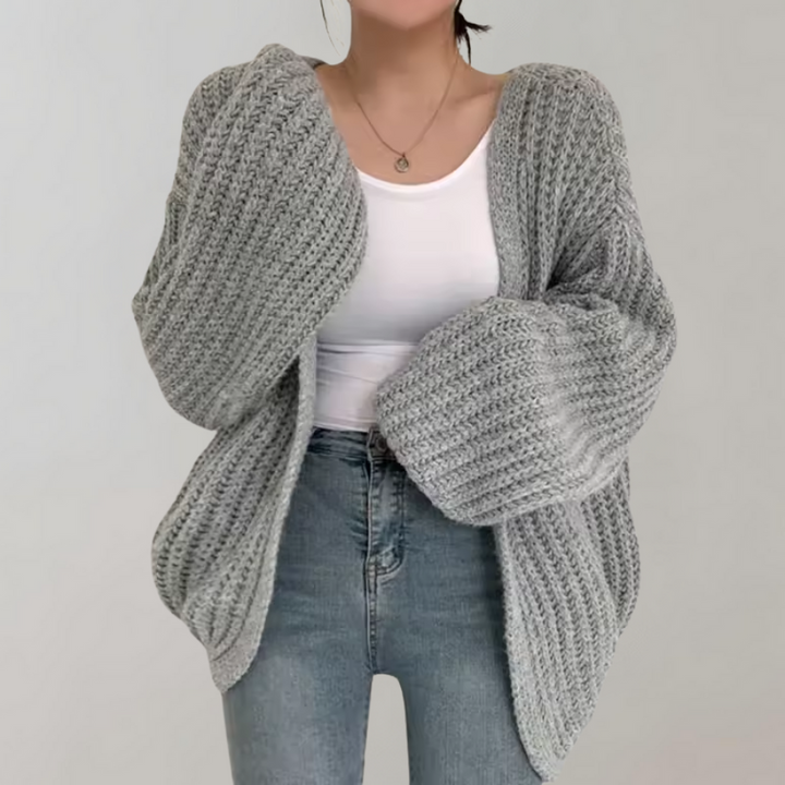 Mjuk, grovstickad damcardigan i trendig oversized modell. Idealisk för en varm & stilfull look.