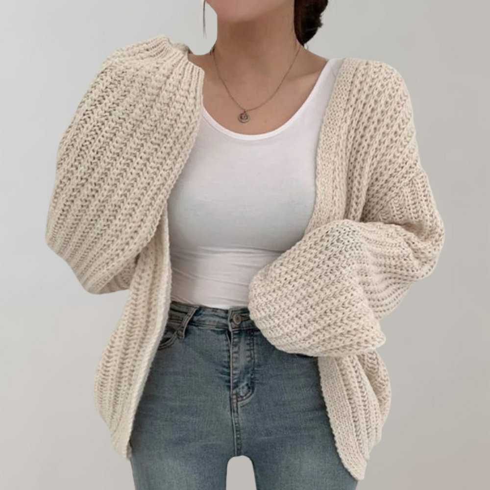 Stilfull damcardigan, grovstickad & oversized för optimal värme och komfort under kalla dagar.