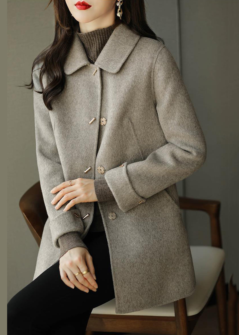 Elegant oversized damkappa för damer, med praktisk knappstängning som ett snyggt ytterplagg.