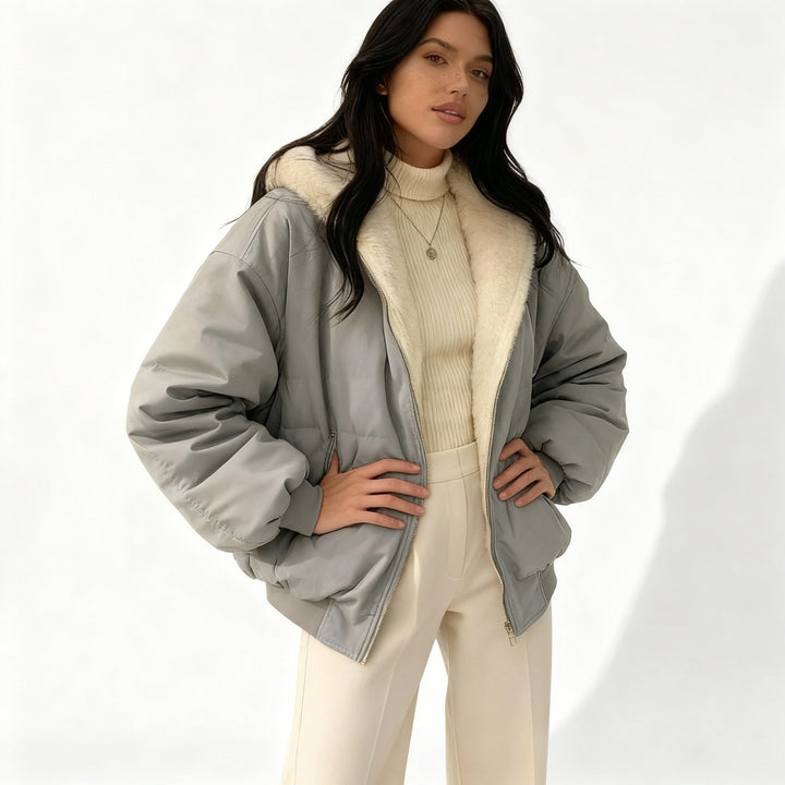 Bekväm och varm damjacka med oversized passform, ett modeval för vinterkylan. Trendiga kvinnors ytterkläder.