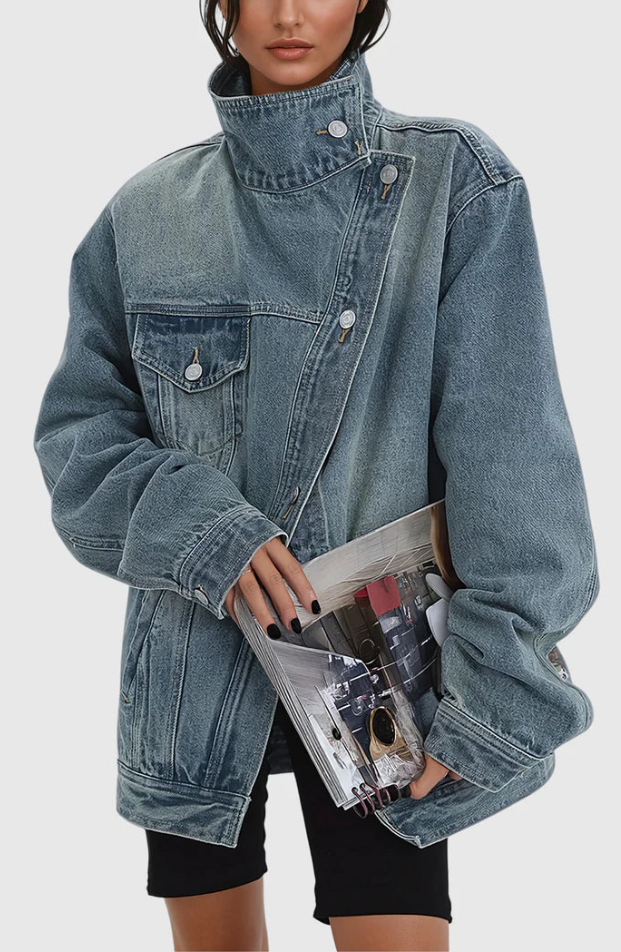 Bekväm damjacka i denim, oversized modell med hög krage, idealisk som ytterplagg för höstmode.