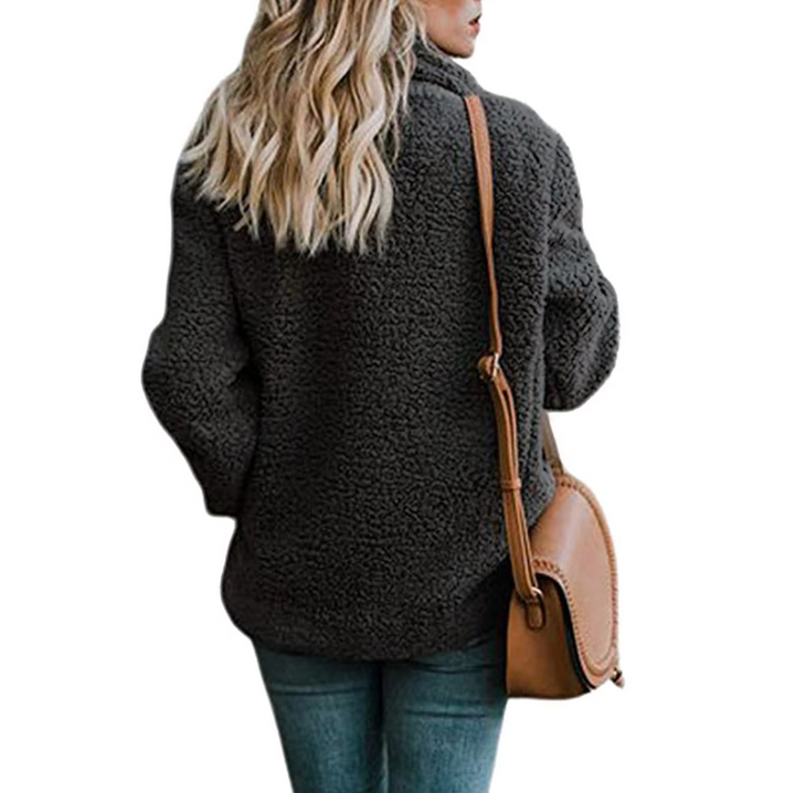 Stilren & mysig oversized fluffig fleecejacka för dam. Varmt ytterplagg, casual vintermode.