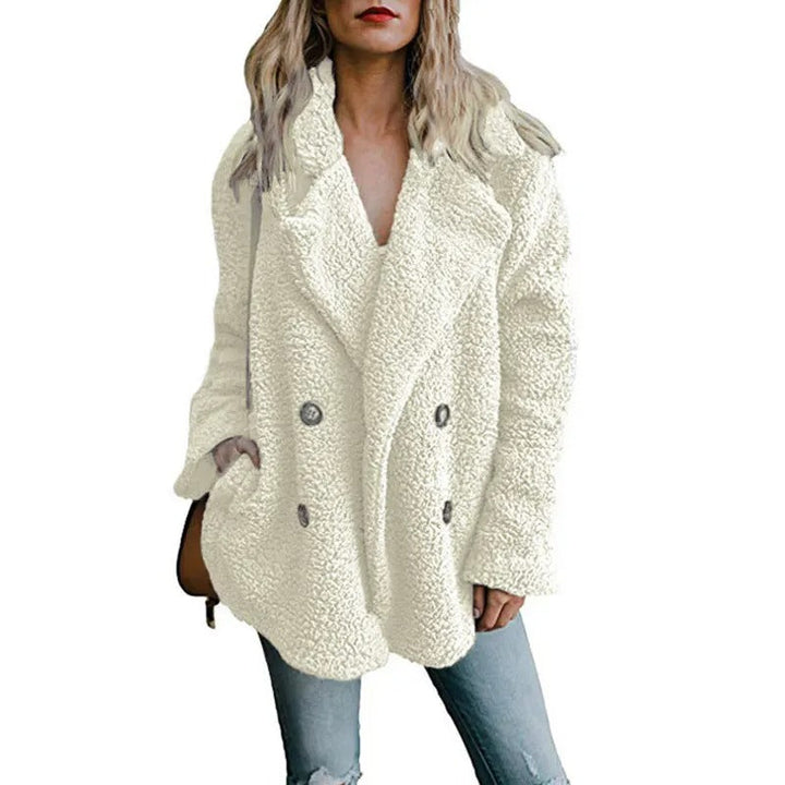 Varmt & mysigt ytterplagg: fluffig fleecejacka i oversized modell för dam. Kvinnligt vintermode.