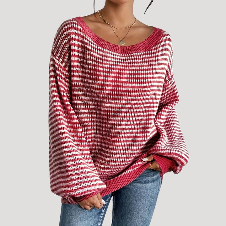 Mjuk stickad oversized damtröja med randig design. Bekväm för kyliga dagar, avslappnad stil.