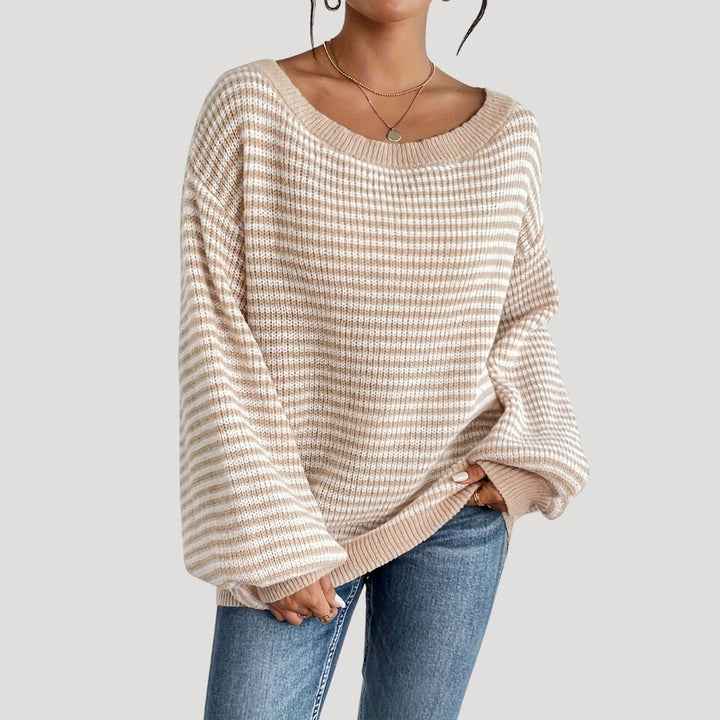 Dam i bekväm oversized randig tröja, perfekt för avslappnad stil under höst och vår.
