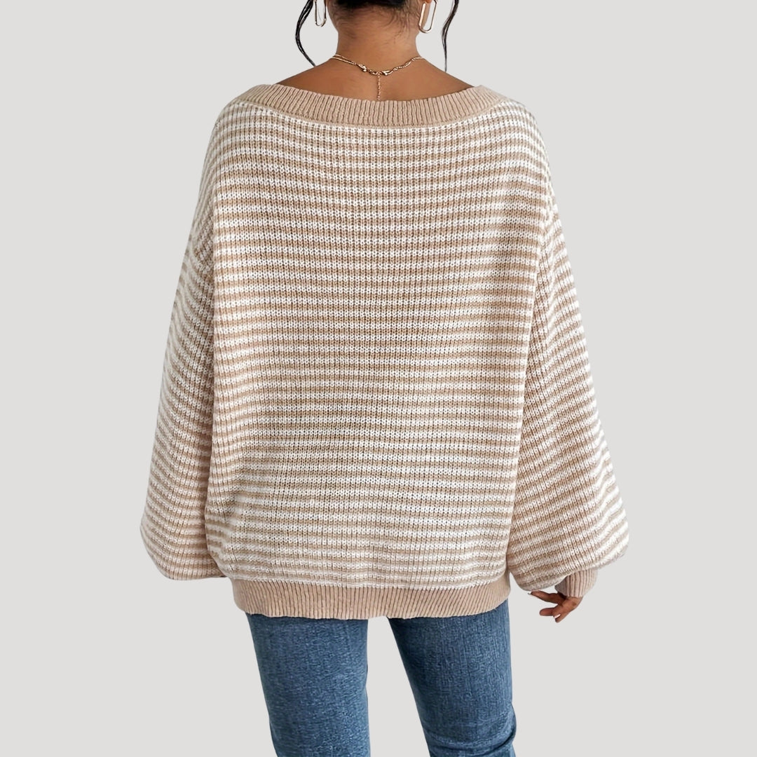 Oversized damtröja med breda ränder och elegant axelkrage. Perfekt för vardagsmode.