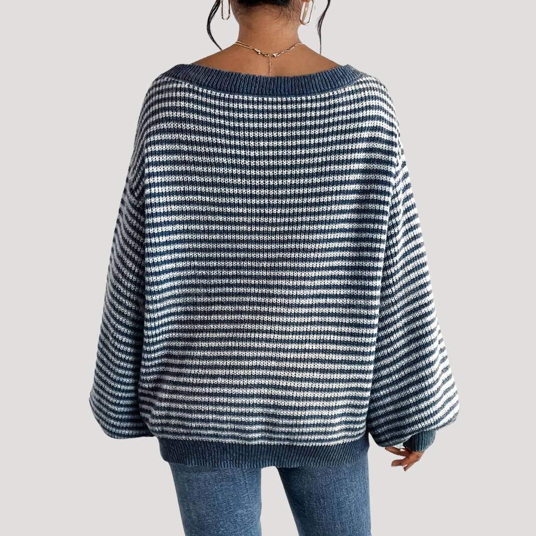 Bekväm oversized damtröja i randig design med axelkrage. Mjuk och perfekt för vardagsbruk.