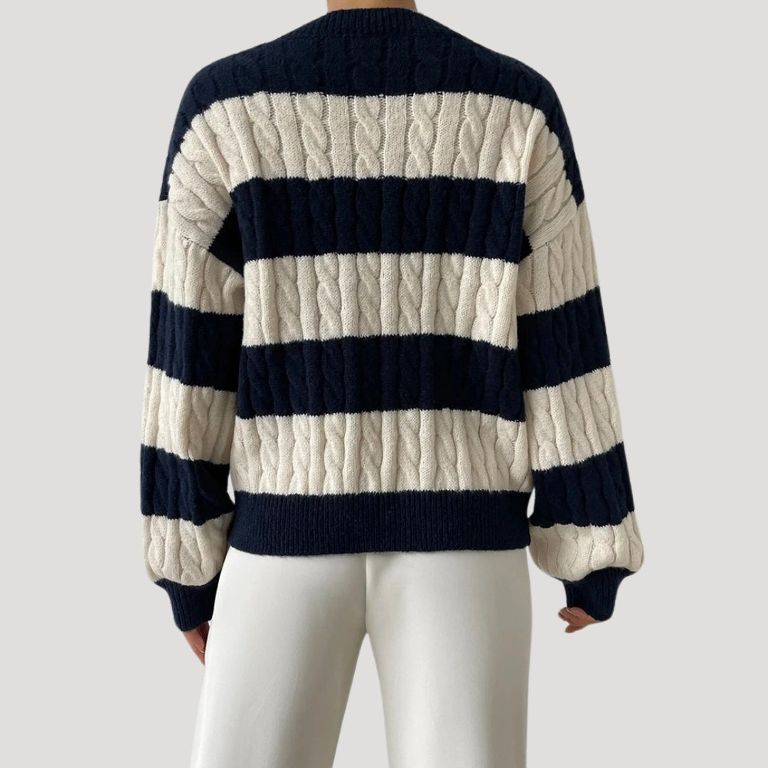 Kvinnors oversized v-ringade randiga tröja i stickat material. Perfekt för höstmode och en avslappnad look.