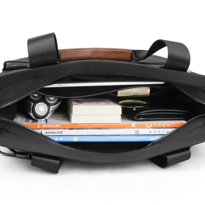 Professionell OxfordCarry affärsväska i tåligt material. Idealisk för laptop och dokument på kontoret.