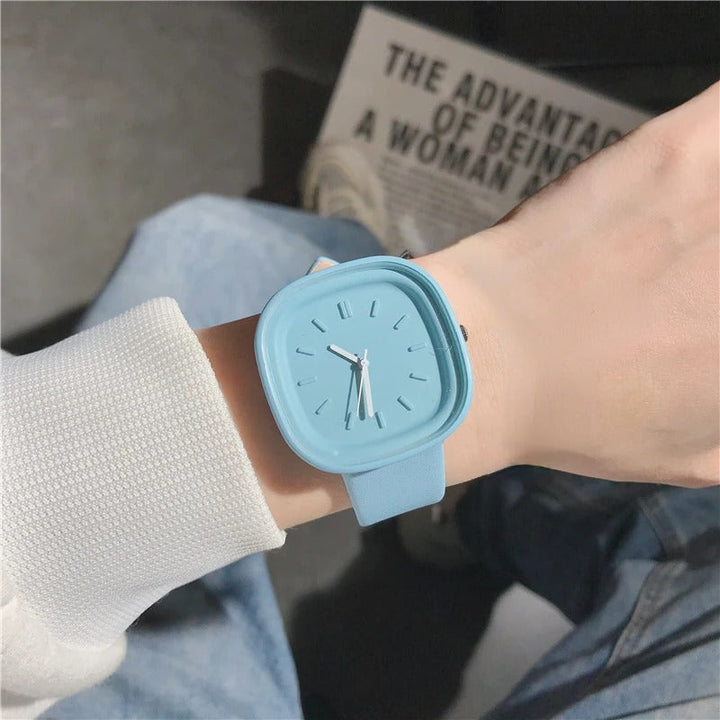 Fyrkantig pastell damklocka, modern och minimalistisk armbandsur för kvinnor.