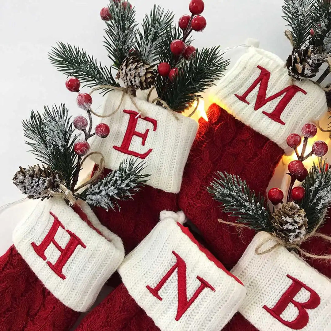 Personlig stickad julstrumpa med bokstav, perfekt juldekoration för ett mysigt hem.