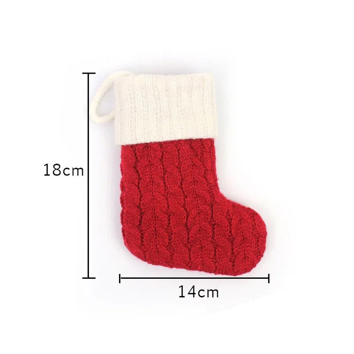 Handstickad julstrumpa, en mysig vinterdekoration med personlig bokstav för ett festligt hem.