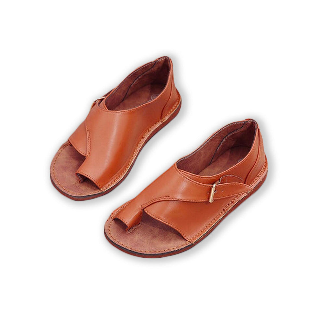 Plattfotssandaler för kvinnor i konstläder med spänneband, perfekta för varma sommardagar.