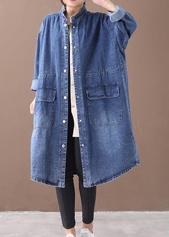 Stilren plus size damkappa för vår/höst. Avslappnad box passform med ståkrage & justerbar dragsko.