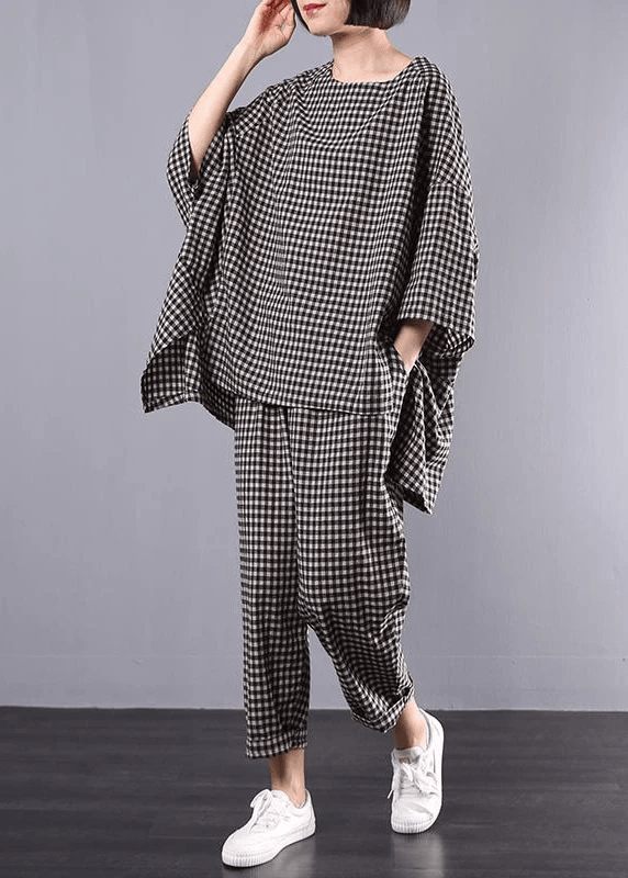 Elegant plus size rutig blus och byxor i matchande set. Perfekt för vardag och fest.