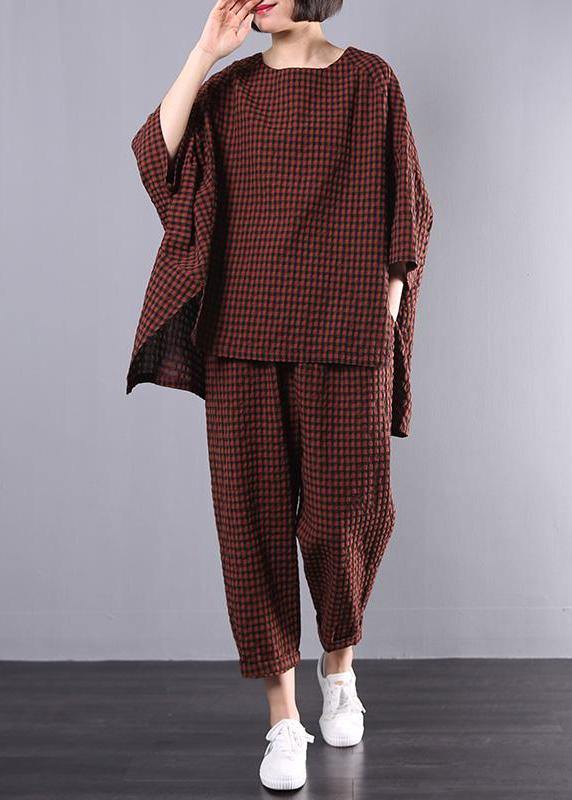 Komfortabla plus size dambyxor och rutig blus i tvådelat set. Avslappnad stil.