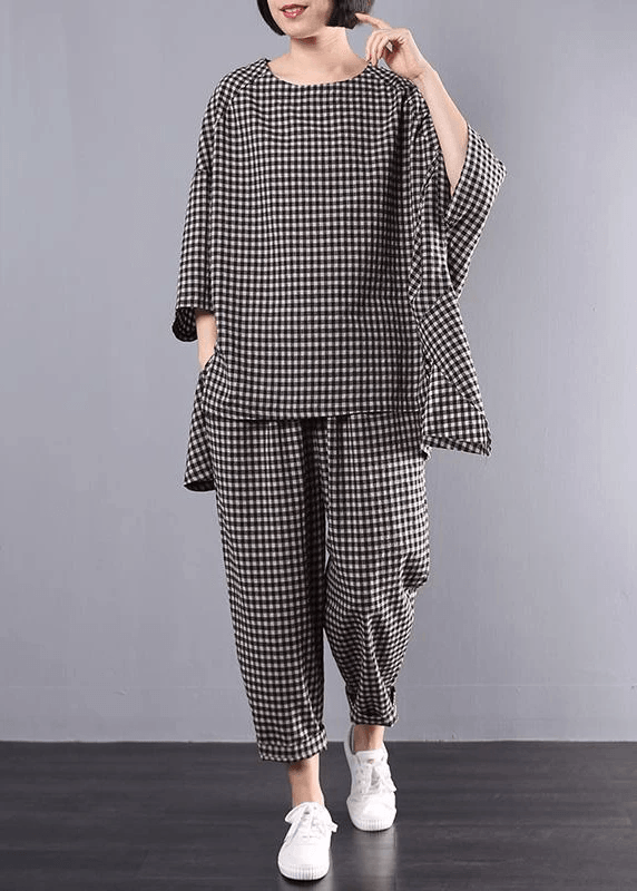 Bekvämt plus size dam set med mönstrad blus och byxor. Perfekt för en avslappnad vardagsstil.