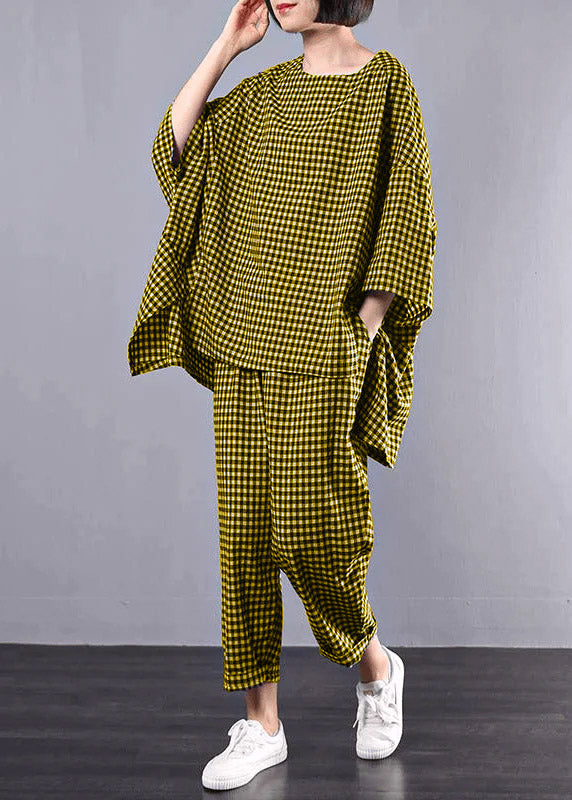 Modell bär plus size rutig blus och matchande byxor. Tvådelat set för dam, stilrent & bekvämt.