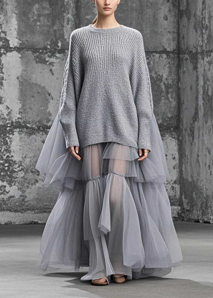Trendig oversized damklänning med stilrent grått patchwork. En unik plus size klänning för mode och komfort.
