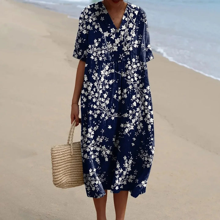 Elegant blommig skjortklänning i plus size, kort ärm, mjukt material för avslappnade dagar.