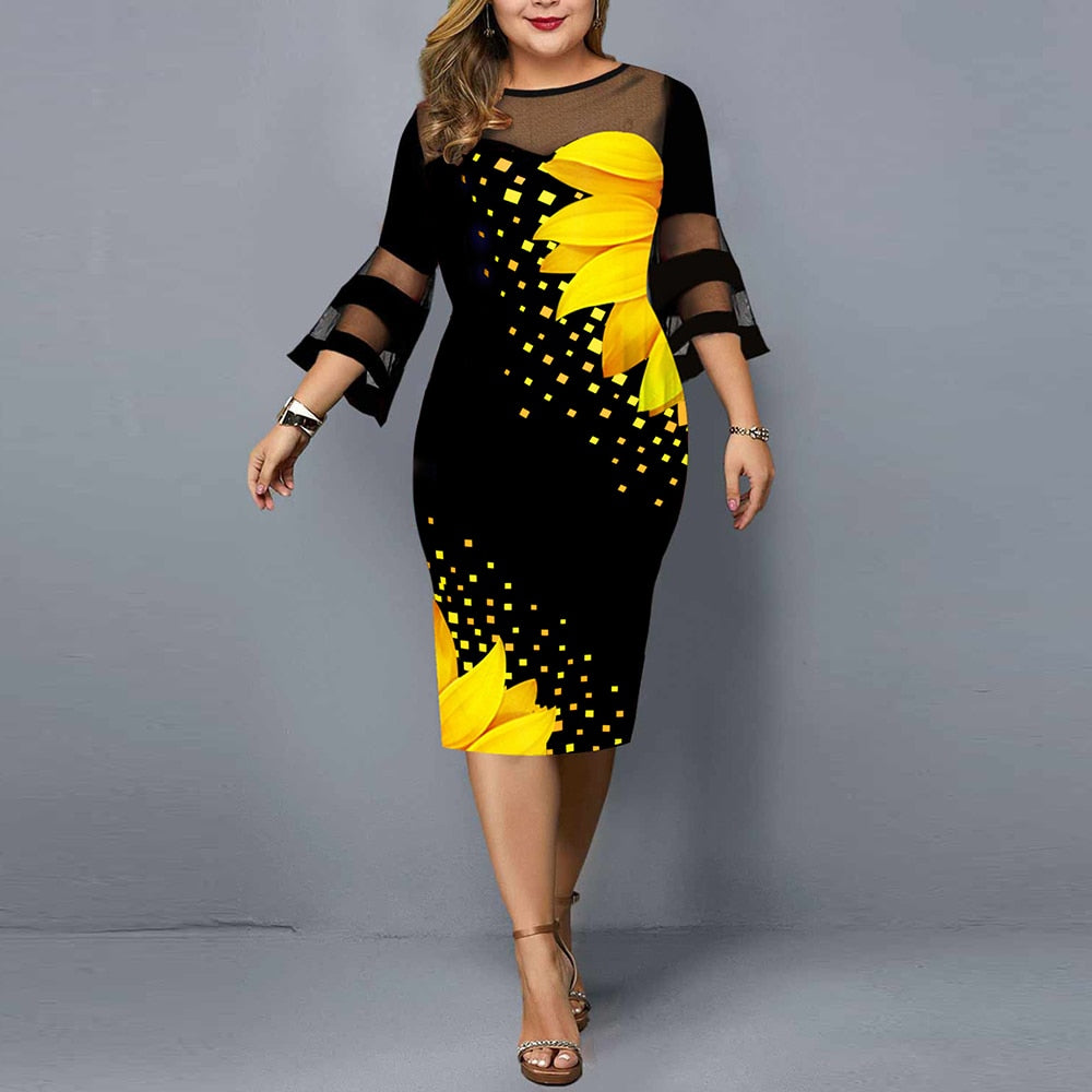 Plus size solrosklänning för damer. Bekväm blommig sommarklänning med elegant design.