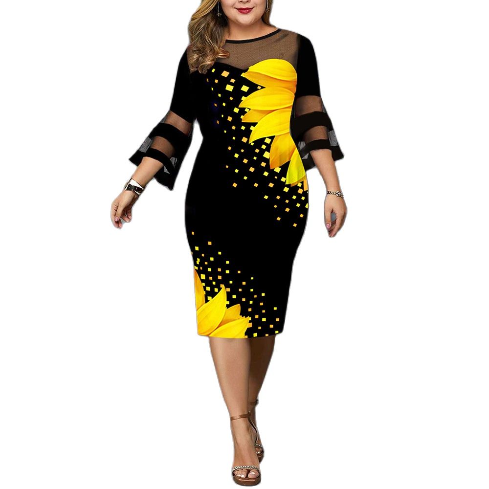 Plus size damklänning med livfullt solrosmönster. Bekväm och stilren festklänning.