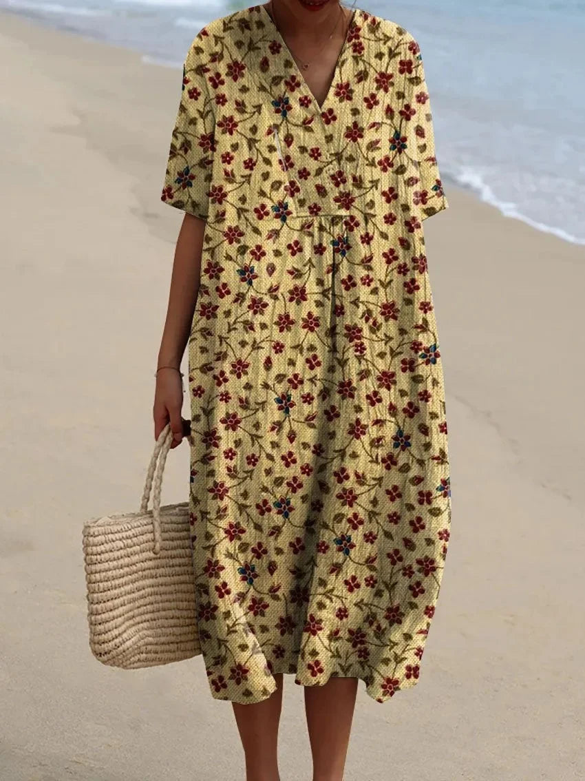 Bekväm plus size damklänning, kortärmad med praktiska fickor. Marint mönstrad sommarstil.