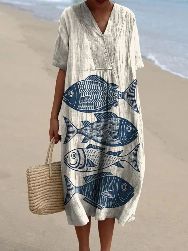 Bekväm plus size klänning med fickor, kortärmad. Marint mönstrad sommarklänning för dam.