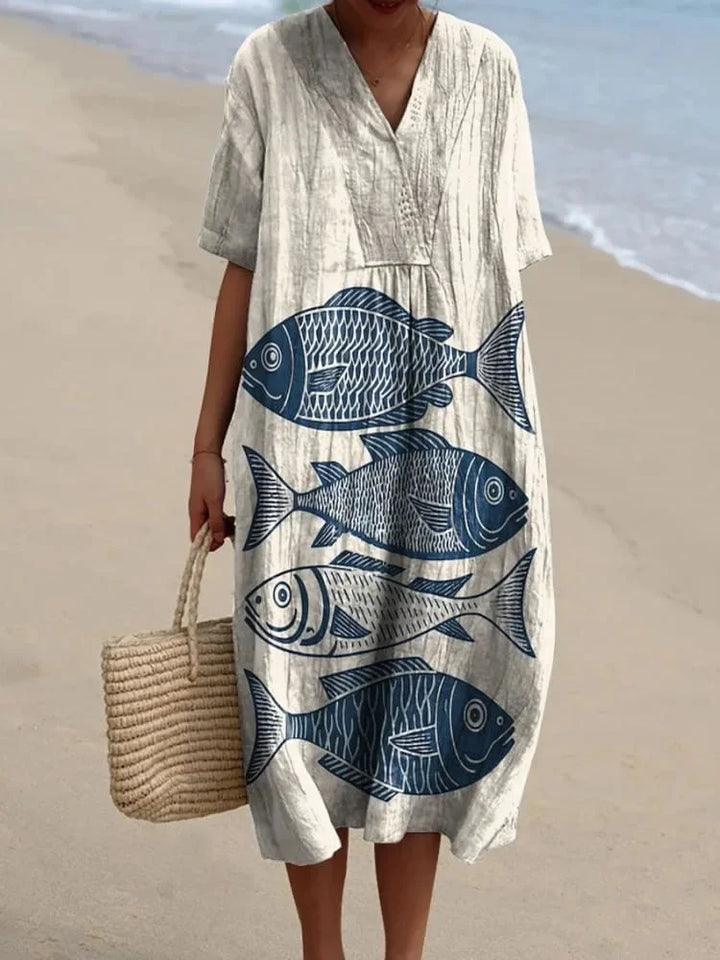 Bekväm plus size klänning med fickor, kortärmad. Marint mönstrad sommarklänning för dam.