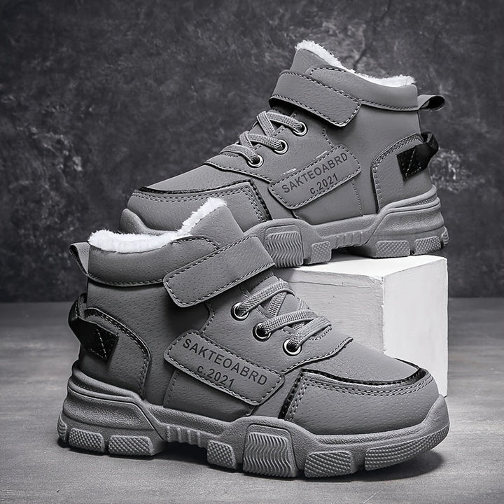 Varma vinterkängor för pojkar, fodrade med mjukt material. Håller fötterna sköna under kalla dagar.
